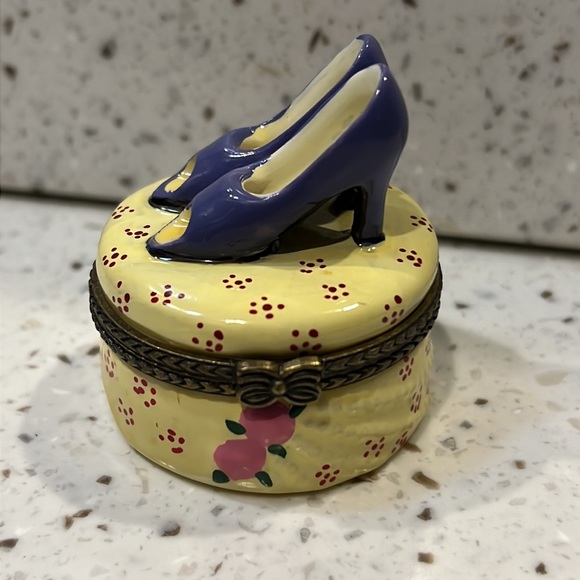 Hinged trinket box purple high heel shoe with embossed roses - Picture 2 of 10